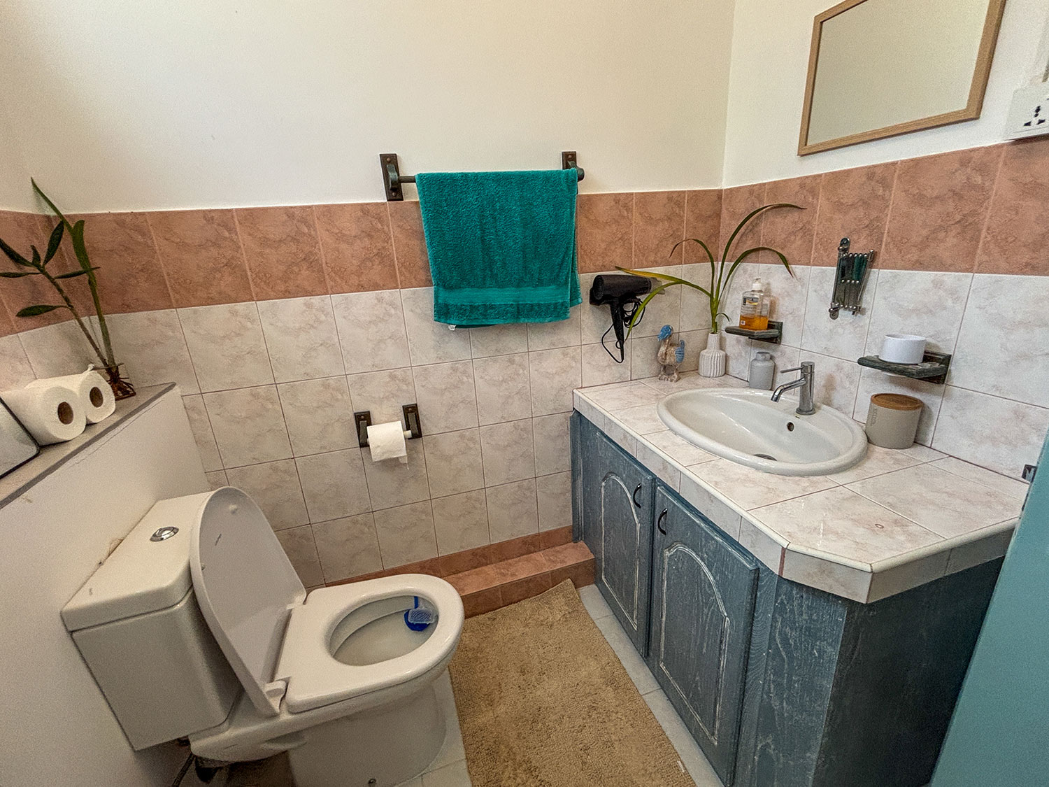 Salle de bain moderne du bungalow à Flic en Flac, idéale pour un séjour confortable
