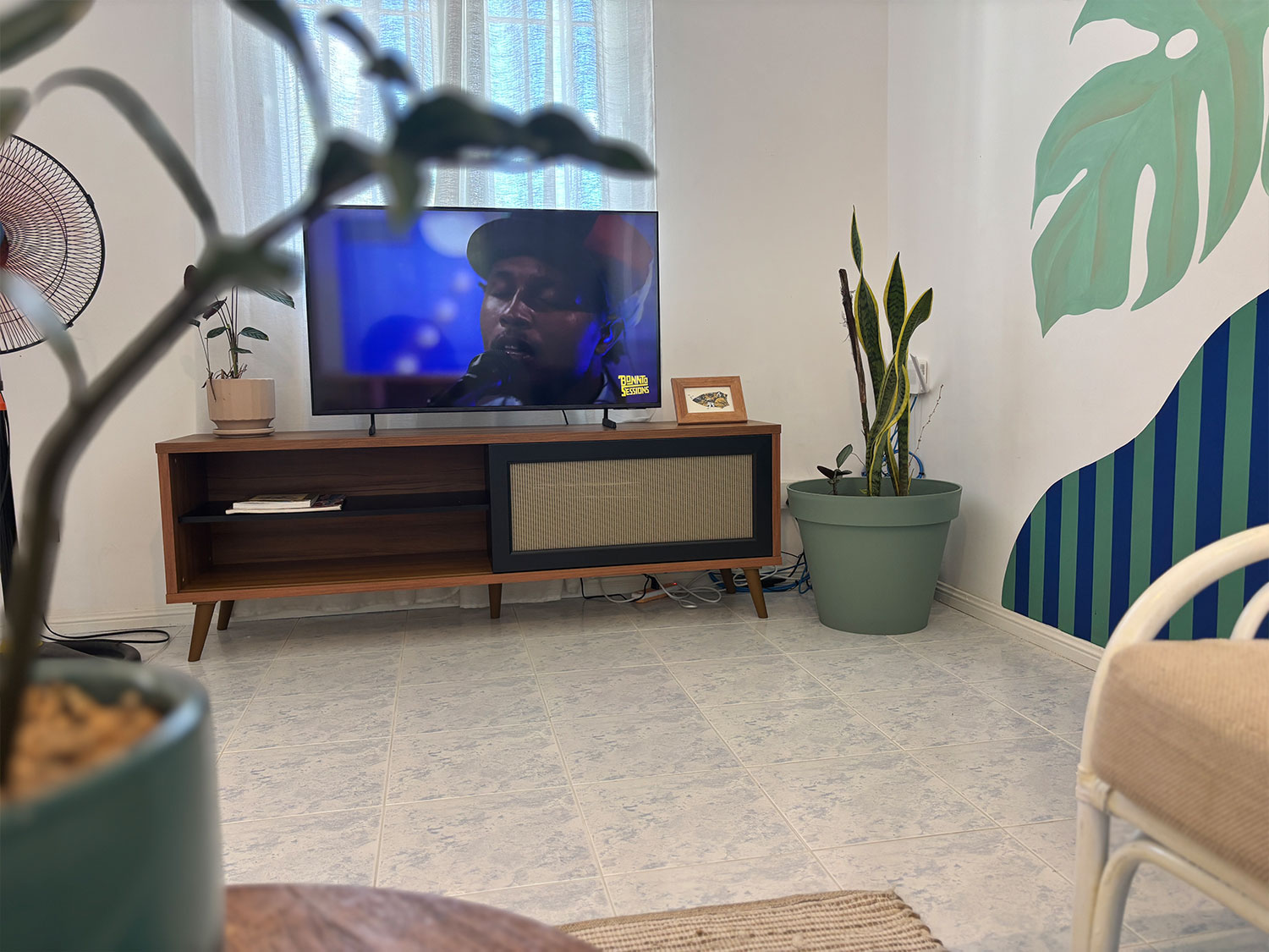 Salon décoré dans le style créole avec canapé et espace repas à Lakaz Tropikal