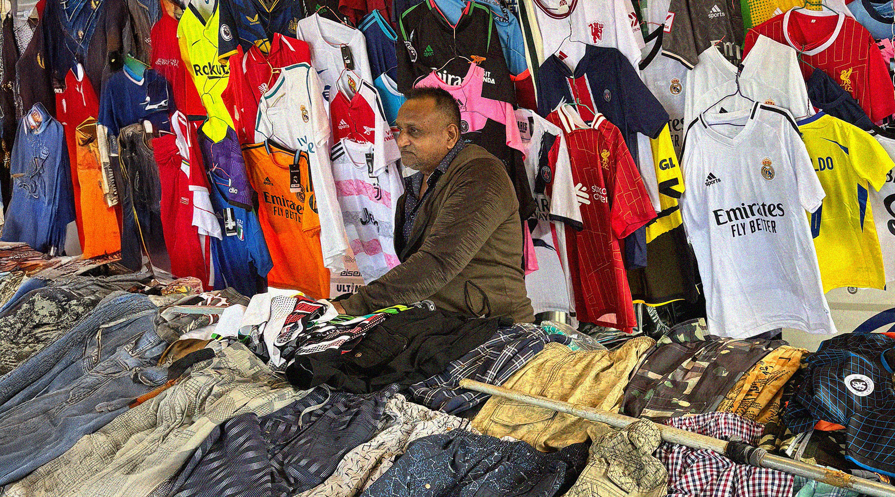 Vendeur de vêtements au marché coloré de Mahébourg