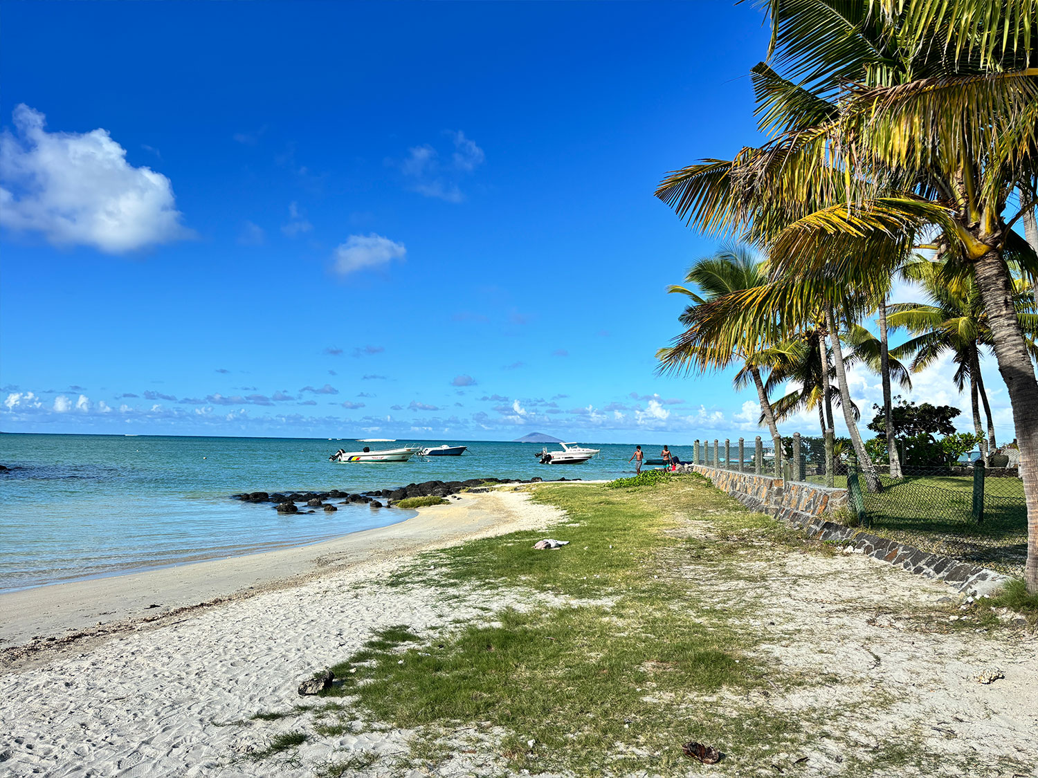 Plage de Grand Gaube à l’île Maurice, sable blond et lagon turquoise paisible