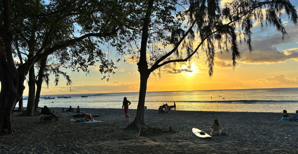 Surfeurs au coucher du soleil dans la baie de Tamarin à l’île Maurice pendant la saison hivernale