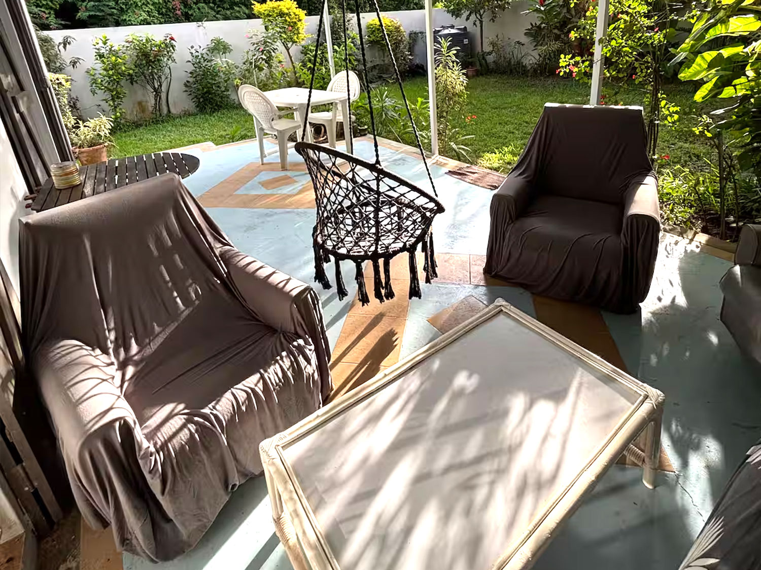 Grande terrasse ouverte sur un jardin tropical