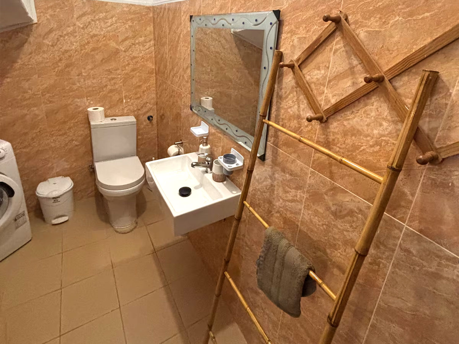 Salle de bain moderne avec douche à l’italienne