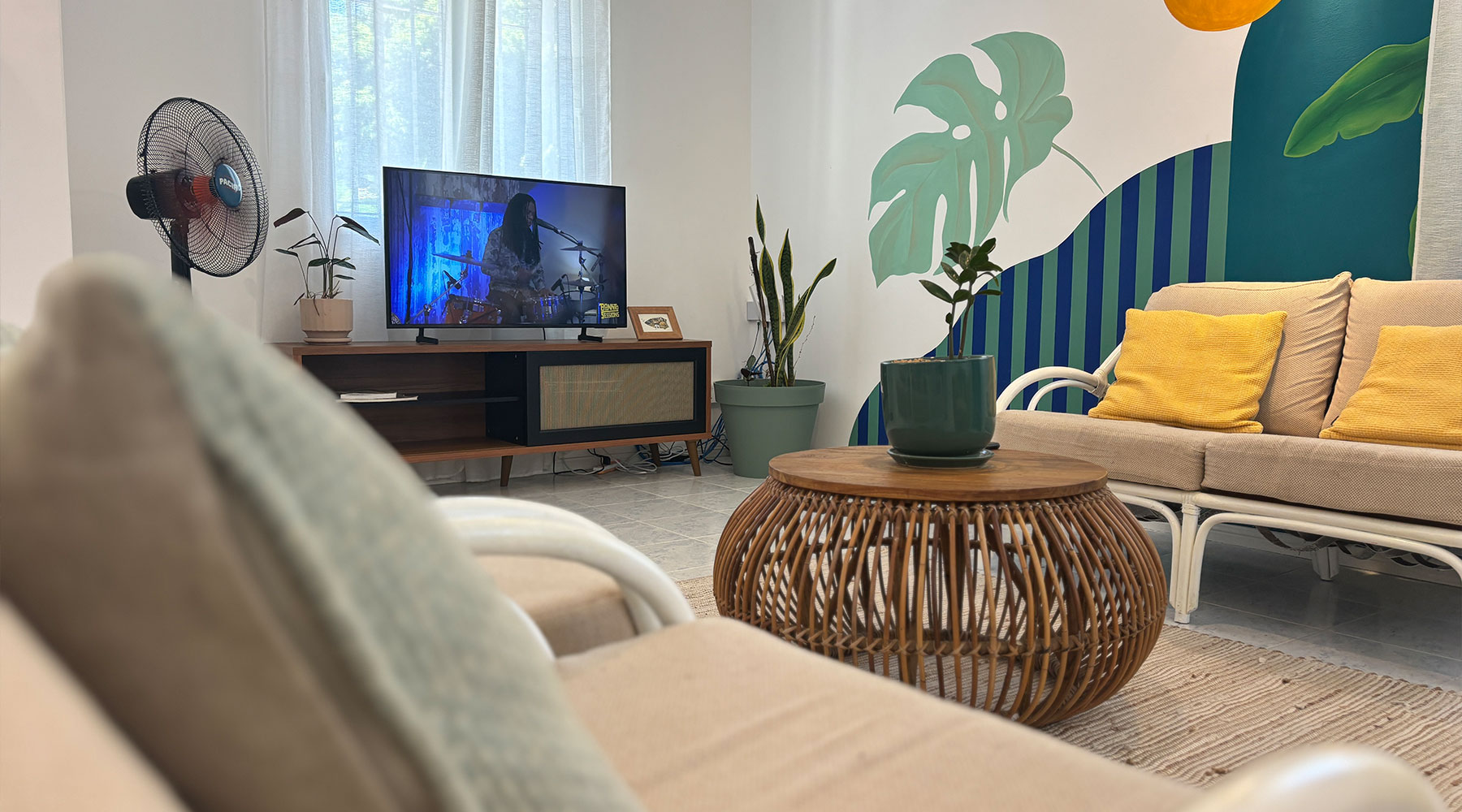 Salon tropical lumineux d’une maison de vacances à l’île Maurice avec décoration locale