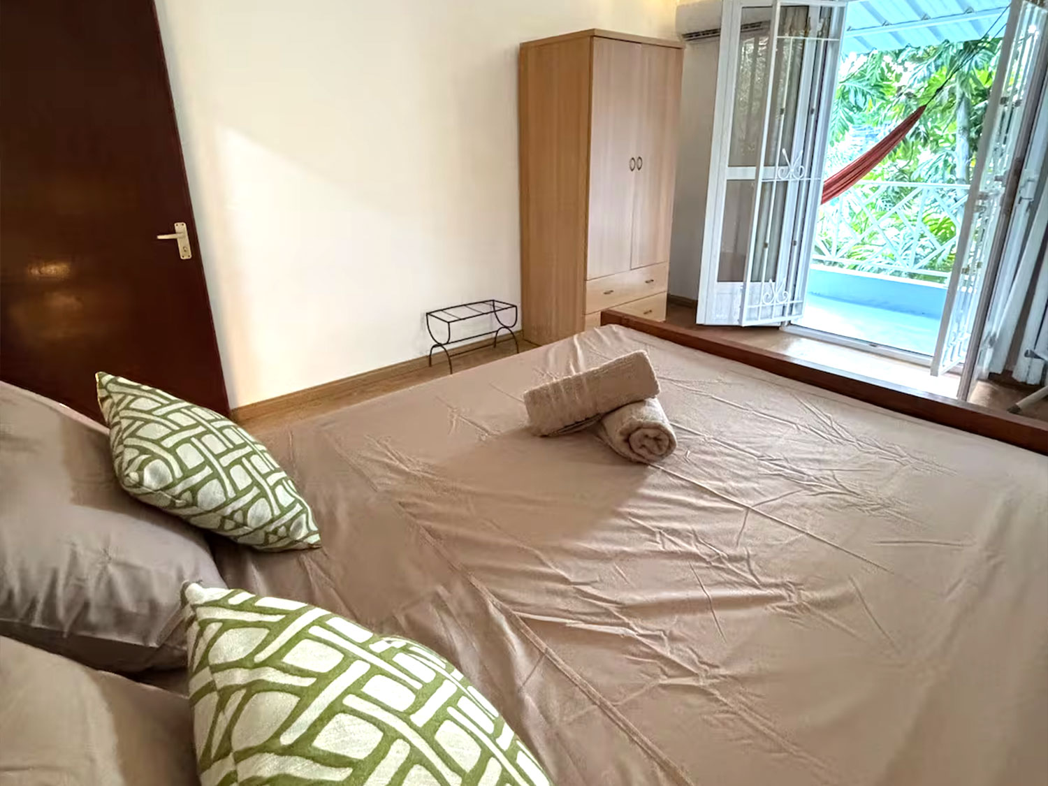 Chambre double spacieuse avec climatisation et vue sur jardin