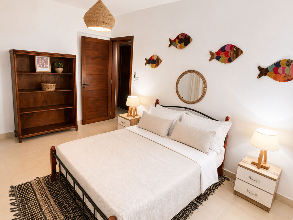 Chambre double cosy avec lit, tables de chevet et décoration tropicale à Villa Zoli Baz, La Preneuse