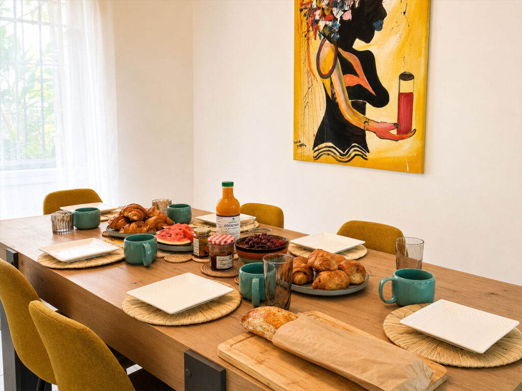 Table de petit-déjeuner avec croissants, fruits et jus à Villa Zoli Baz, La Preneuse