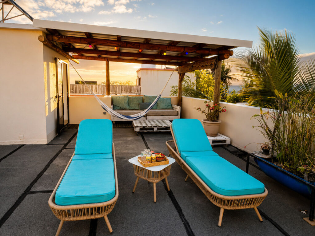 Rooftop avec transats turquoise, hamac et coin détente à Villa Zoli Baz, La Preneuse