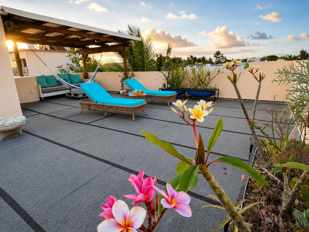 Rooftop tropical avec transats, hamac et fleurs à Villa Zoli Baz, La Preneuse, île Maurice