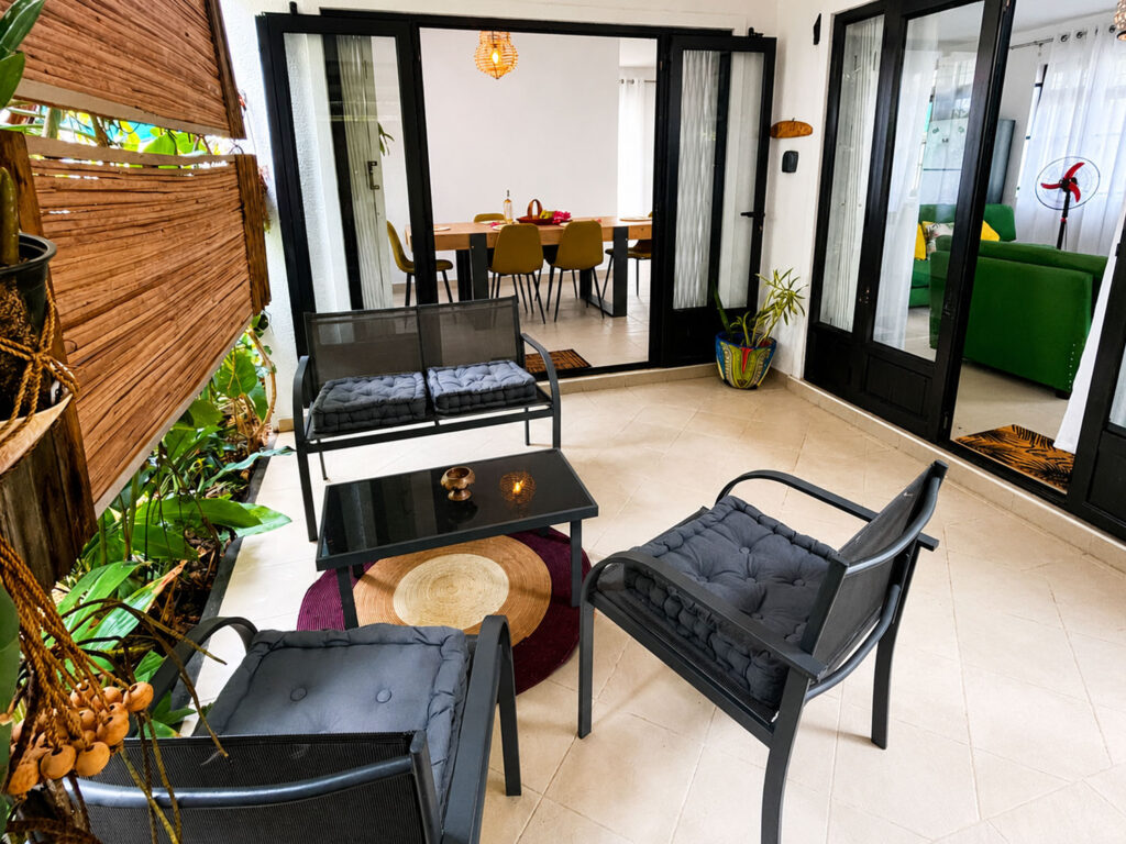 Terrasse couverte avec salon extérieur et accès aux pièces de vie de Villa Zoli Baz à La Preneuse