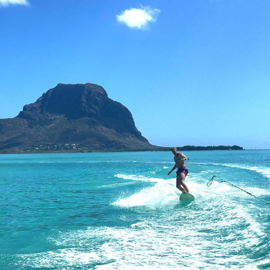 Homme faisant du wakeboard dans le lagon du Morne à l’île Maurice